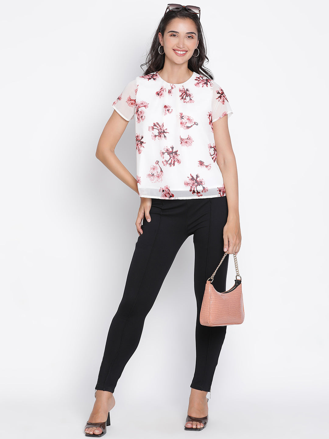 Regular,White Top,Regular Top,Round Neck Top,Short Sleeves Top,White Floral Print Top